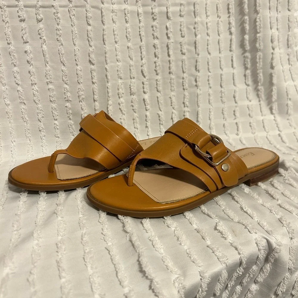Essex Lane Women's 7 Tan Leather Thong Buckle Slide Sandals Flat Shoes